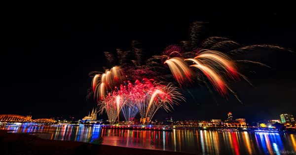 Musiksynchrones Höhenfeuerwerk der Kölner Lichter 2025 mit Dom und Hohenzollernbrücke im Hintergrund