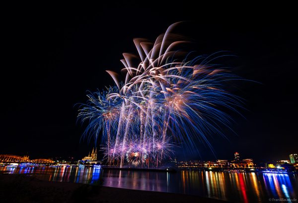 Musiksynchrones Höhenfeuerwerk der Kölner Lichter 2025 mit Dom und Hohenzollernbrücke im Hintergrund