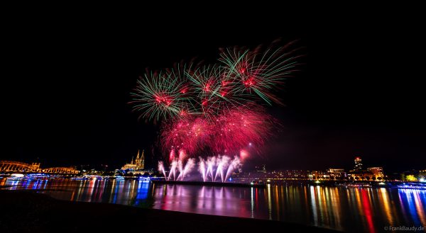 Musiksynchrones Höhenfeuerwerk der Kölner Lichter 2025 mit Dom und Hohenzollernbrücke im Hintergrund