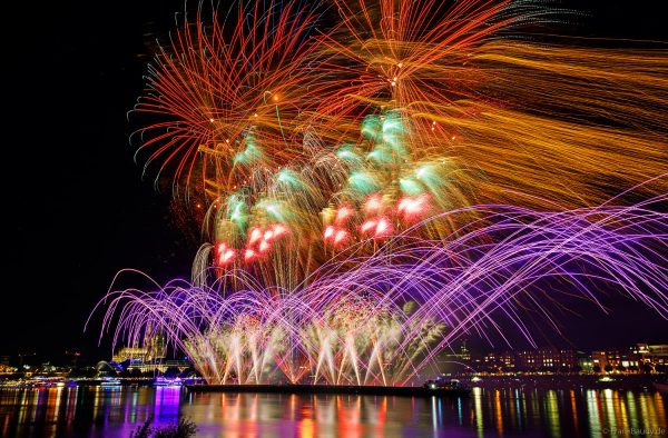 Kölner Dom und Rhein als Bühne für das große Feuerwerk der Kölner Lichter 2025