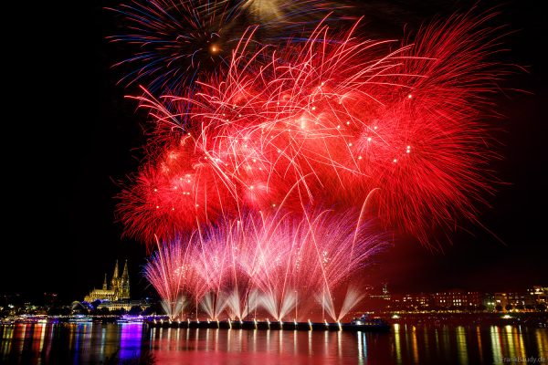 Kölner Dom und Rhein als Bühne für das große Feuerwerk der Kölner Lichter 2025