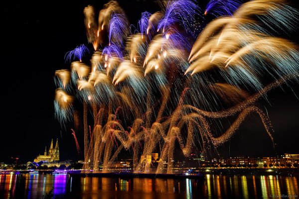 Kölner Dom und Rhein als Bühne für das große Feuerwerk der Kölner Lichter 2025