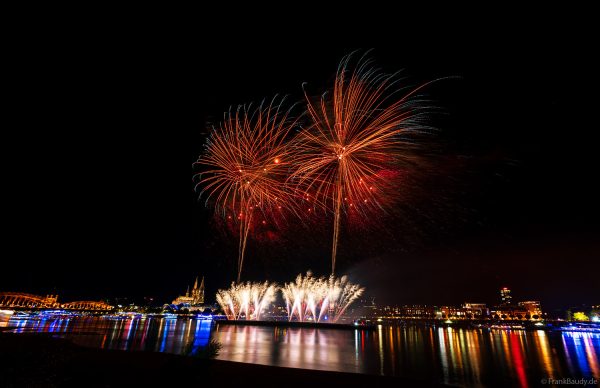Kölner Dom und Rhein als Bühne für das große Feuerwerk der Kölner Lichter 2025