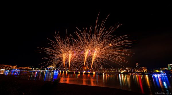 Kölner Dom und Rhein als Bühne für das große Feuerwerk der Kölner Lichter 2025