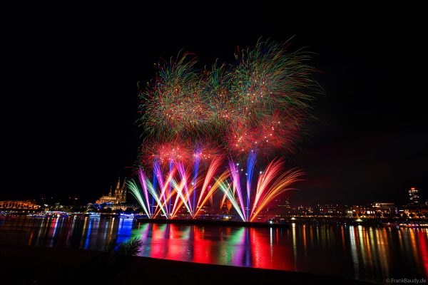 Kölner Dom und Rhein als Bühne für das große Feuerwerk der Kölner Lichter 2025