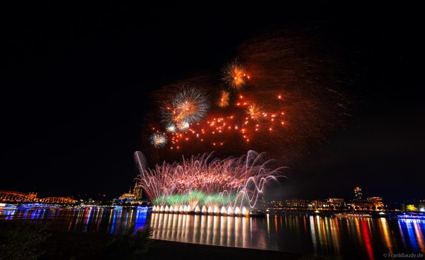 Kölner Dom und Rhein als Bühne für das große Feuerwerk der Kölner Lichter 2025