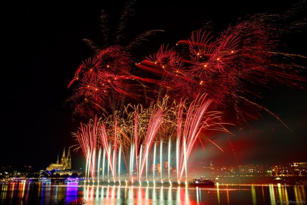 Kölner Dom und Rhein als Bühne für das große Feuerwerk der Kölner Lichter 2025
