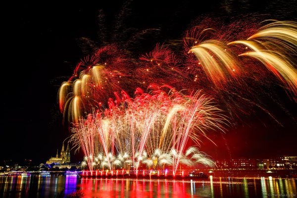Kölner Dom und Rhein als Bühne für das große Feuerwerk der Kölner Lichter 2025