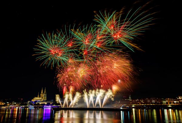 Glitzernde Pyro-Effekte erleuchten den Nachthimmel bei den Kölner Lichtern über dem Rhein und Dom