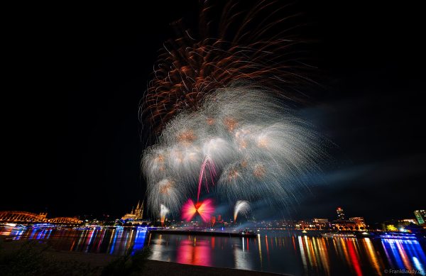 Comeback der Kölner Lichter: Das Feuerwerk 2025 verzaubert mit dem Dom als imposanter Kulisse