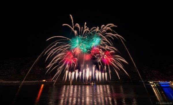 Farbenprächtiges Feuerwerk Symphony Sparks über Oberwesel bei Rhein in Flammen