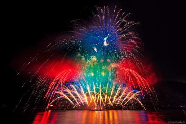 Farbenprächtiges Feuerwerk Symphony Sparks über Oberwesel bei Rhein in Flammen