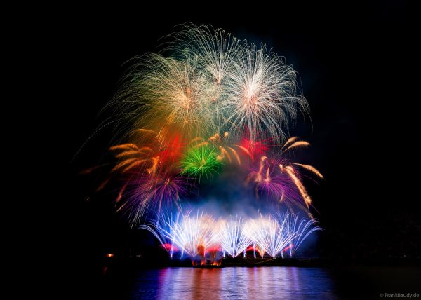 Farbenprächtiges Feuerwerk Symphony Sparks über Oberwesel bei Rhein in Flammen