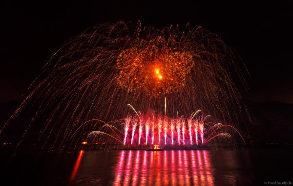 Farbenprächtiges Feuerwerk Symphony Sparks über Oberwesel bei Rhein in Flammen