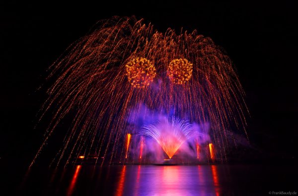 Feuerwerksshow Symphony Sparks bei Rhein in Flammen in Oberwesel 2025