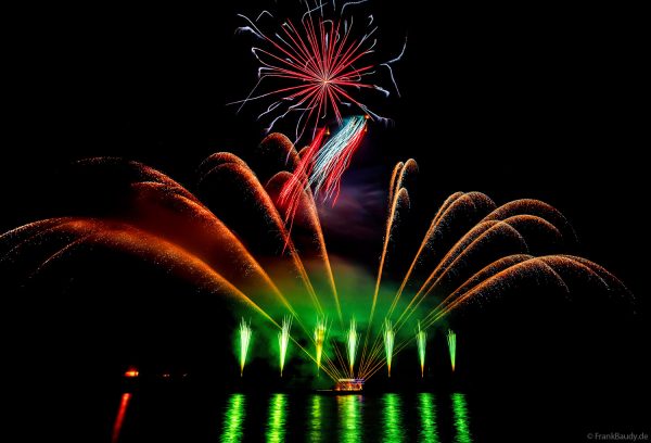 Feuerwerksshow Symphony Sparks bei Rhein in Flammen in Oberwesel 2025