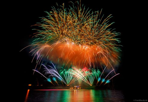 Symphony Sparks – Musikfeuerwerk Rhein in Flammen Oberwesel 2025