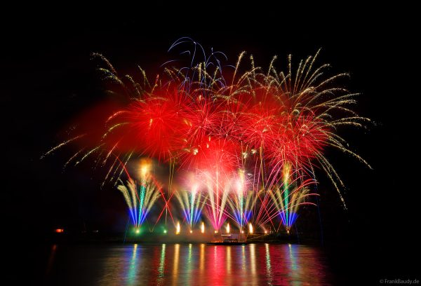 Symphony Sparks – Musikfeuerwerk Rhein in Flammen Oberwesel 2025