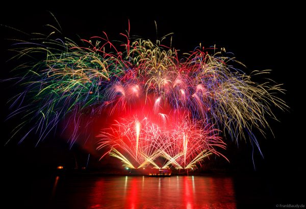 Symphony Sparks – Musikfeuerwerk Rhein in Flammen Oberwesel 2025