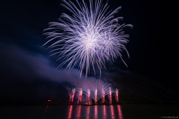 Höhenfeuerwerk Symphony Sparks erleuchtet den Himmel über Oberwesel 2025