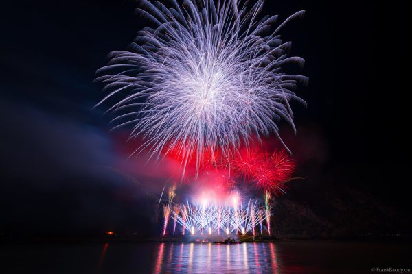 Höhenfeuerwerk Symphony Sparks erleuchtet den Himmel über Oberwesel 2025