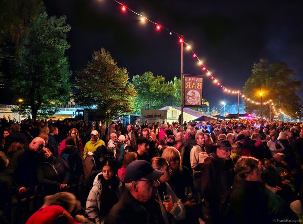 Am Ufer warten zahlreiche Besucher gespannt auf das Musikfeuerwerk bei Rhein Flammen in Oberwesel 2025