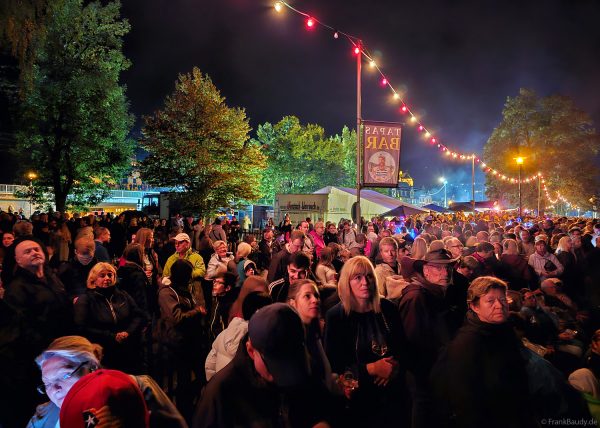 Am Ufer warten zahlreiche Besucher gespannt auf das Musikfeuerwerk bei Rhein Flammen in Oberwesel 2025