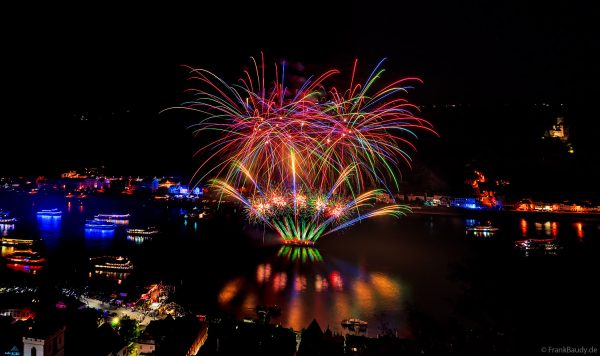 Spektakuläres Jubiläumsfeuerwerk bei 145 Jahre Rhein in Flammen zwischen Sankt Goar und Sankt Goarshausen