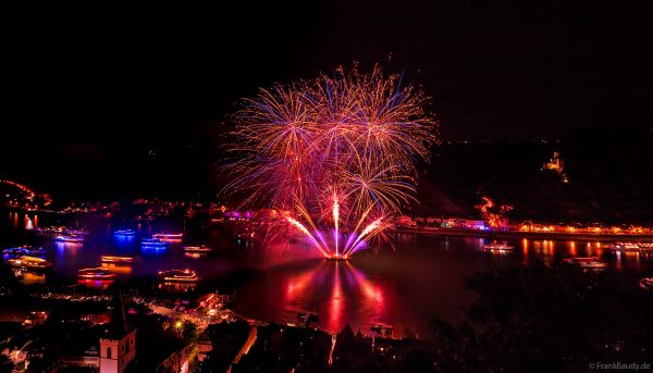 Spektakuläres Jubiläumsfeuerwerk bei 145 Jahre Rhein in Flammen zwischen Sankt Goar und Sankt Goarshausen