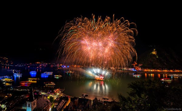 Spektakuläres Jubiläumsfeuerwerk bei 145 Jahre Rhein in Flammen zwischen Sankt Goar und Sankt Goarshausen