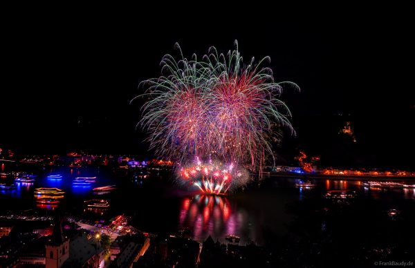 Spektakuläres Jubiläumsfeuerwerk 145 Jahre Rhein in Flammen auf dem Rhein zwischen Sankt Goar und Sankt Goarshausen