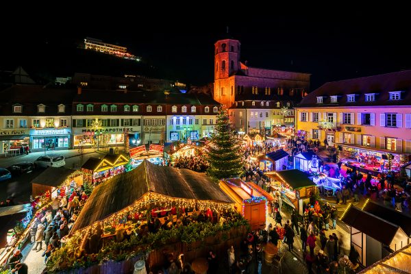 Panoramablick auf den Historischen Marktplatz Homburg mit Weihnachtsbeleuchtung