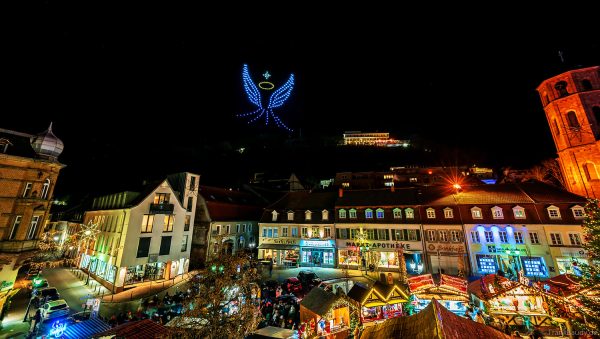 Drohnen zeichnen weihnachtlichen Engel in den Abendhimmel über dem Nikolausmarkt Homburg