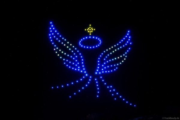 Drohnen zeichnen weihnachtlichen Engel in den Abendhimmel über dem Nikolausmarkt Homburg