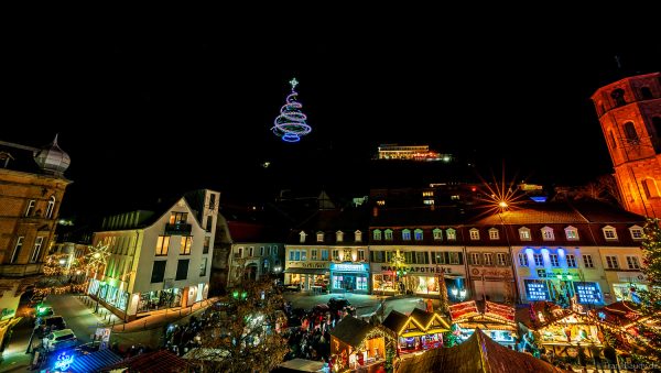 Leuchtende Drohnen zeigen festlich geschmückten Weihnachtsbaum beim Homburger Nikolausmarkt