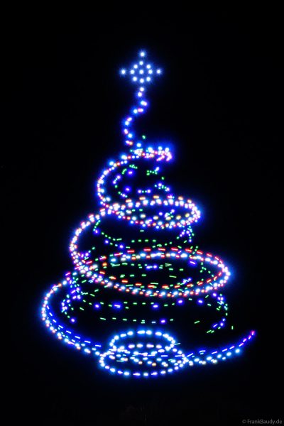 Leuchtende Drohnen zeigen festlich geschmückten Weihnachtsbaum beim Homburger Nikolausmarkt