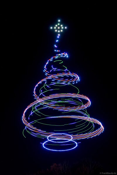 Leuchtende Drohnen zeigen festlich geschmückten Weihnachtsbaum beim Homburger Nikolausmarkt