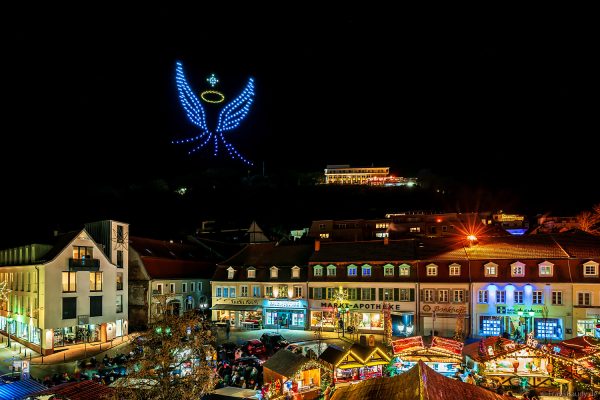 Die Firma Diffuse inszeniert eine weihnachtliche Drohnenshow über Homburg