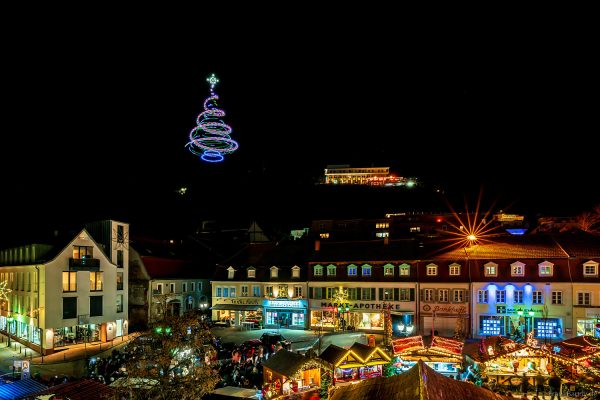 Leuchtende Drohnen über dem Nikolausmarkt Homburg beim weihnachtlichen Lichtspektakel von der Firma Diffuse