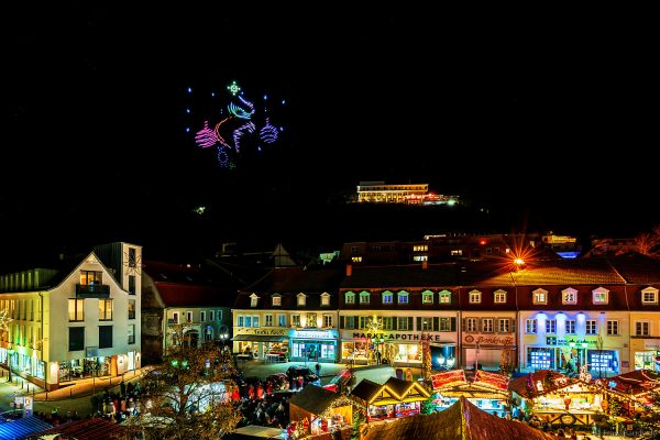 Nikolausmarkt Homburg: Drohnen zeichnen Glocken und Süßigkeiten in den Himmel