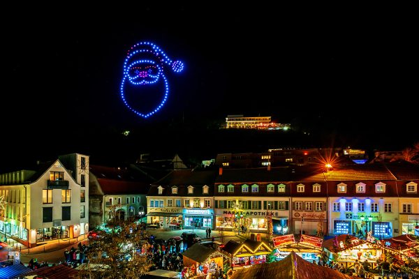 Leuchtende Drohnen über dem Nikolausmarkt Homburg beim weihnachtlichen Lichtspektakel von der Firma Diffuse