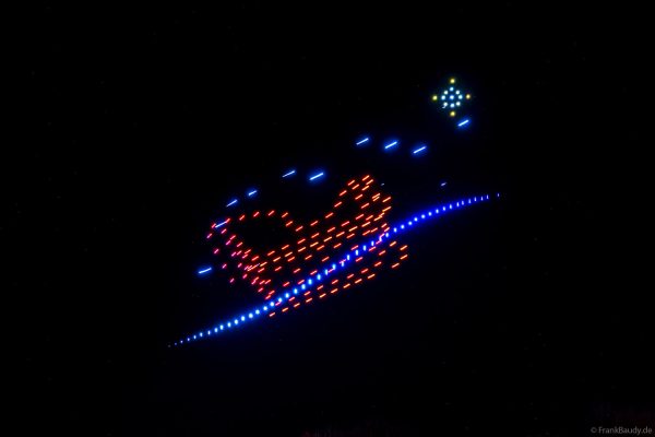 Detailaufnahme der Drohnenformation beim Lichtspektakel zum Nikolausmarkt Homburg
