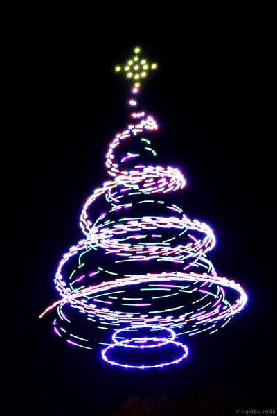 Stimmungsvolle Abendaufnahme mit Drohnenshow und weihnachtlich beleuchteten Buden in Homburg