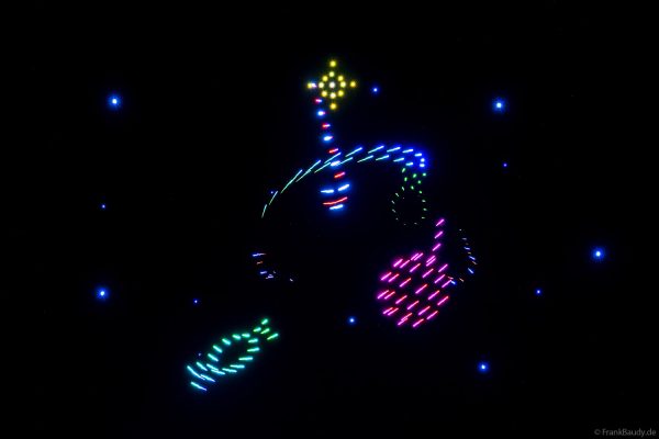 Drohnenshow mit weihnachtlichen Motiven über dem Nikolausmarkt in der Homburger Altstadt