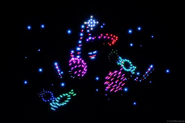 Drohnenshow mit weihnachtlichen Motiven über dem Nikolausmarkt in der Homburger Altstadt