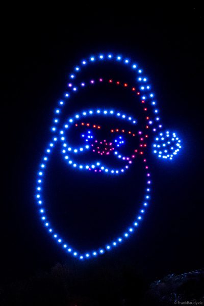 Der Nikolaus aus leuchtenden Drohnen beim Nikolausmarkt in Homburg