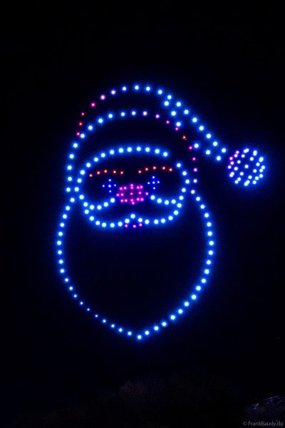 Der Nikolaus aus leuchtenden Drohnen beim Nikolausmarkt in Homburg