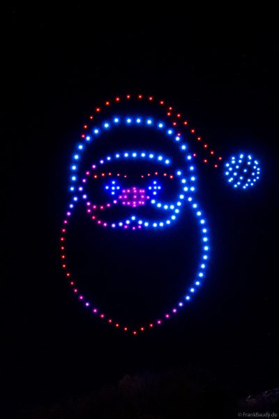 Der Nikolaus aus leuchtenden Drohnen beim Nikolausmarkt in Homburg