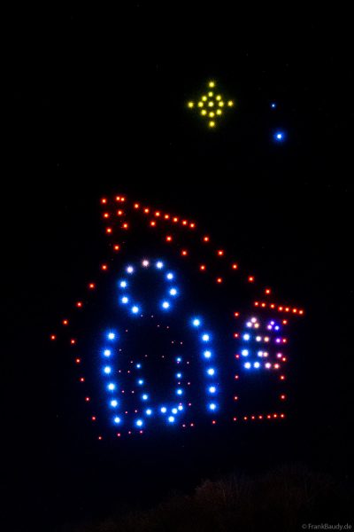 Detailaufnahme der Drohnenformation beim Lichtspektakel zum Nikolausmarkt Homburg