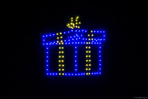 Detailaufnahme der Drohnenformation beim Lichtspektakel zum Nikolausmarkt Homburg